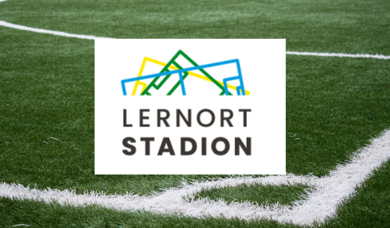 Logo Lernort Stadion auf Rasenfläche