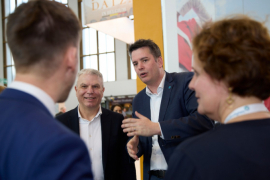(v.l.n.r.) Gregor Freches, Minister für Kultur, Erwachsenenbildung, Tourismus, Denkmalschutz und Landschaftsschutz der Deutschsprachigen Gemeinschaft Belgiens; Lex Delles, Minister für Wirtschaft, KMB, Energie und Tourismus. © LFT